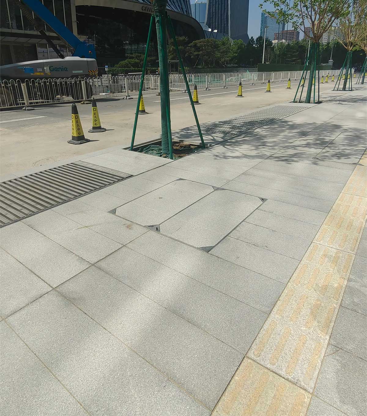 北京国贸鲁灰地铺锈石盲道