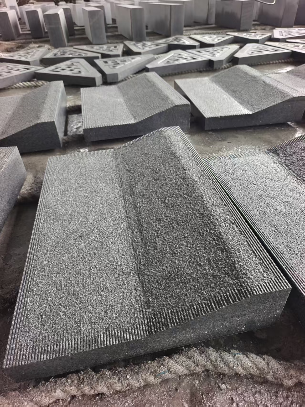 芝麻黑荔枝面异型压顶